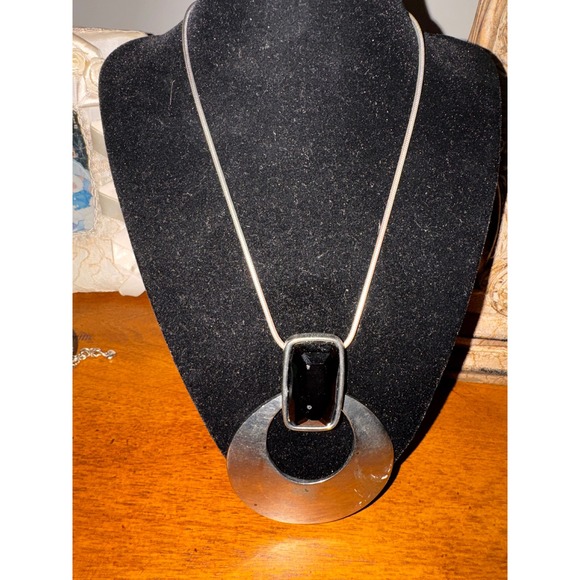 White House Black Market Silver Tone Necklace Black Stone Pendant Chunky Circle - Picture 3 of 5